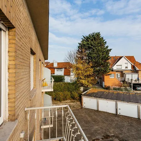 In Near The アパート